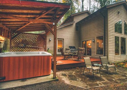 Brightwood House | Salmonberry Retreat - Meredith Lodging