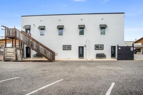 Bandera House | Salt Block - The Cowboy Suite 4