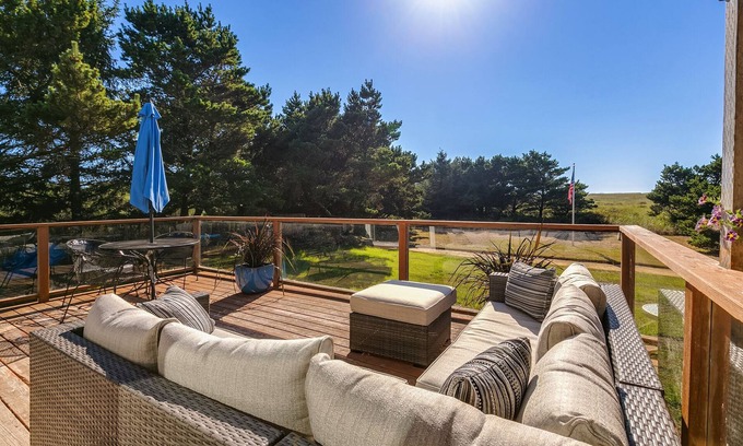Warrenton House | Salt & Pine Retreat- Remodeled beachfront home 10 min from Seaside. Sleeps 8!