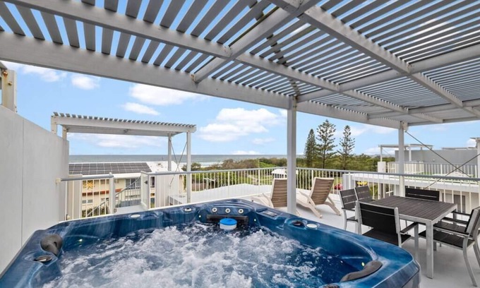 Marcoola Apartment | Salty Breeze - Rooftop Terrace & Jacuzzi