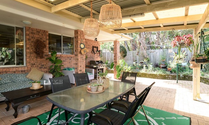 Hawks Nest Villa | Salty Crew villa , Central spot , Pet friendly ,private garden oasis secure yard