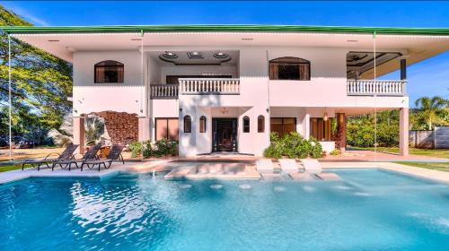 Cahuita Villa | Samanea House Deluxe, big pool, 10min from PV