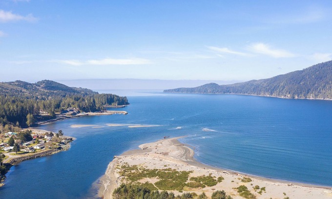 Port Renfrew House | San Juan Surf and Stay, Coastal Gem on the Ocean