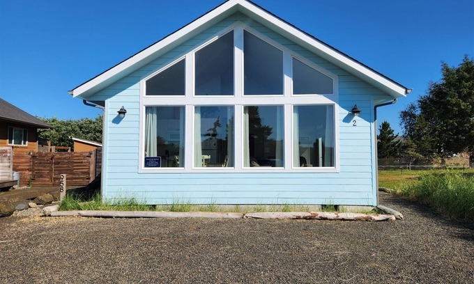 Ocean Shores House | Sand Dollar- Adorable 2 bedroom with a Hot tub, fenced yard, BBQ and pets ok .