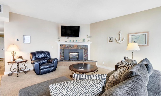 Seaside Apartment | Sand & Sea: The Holladay (418)