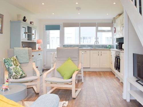 Pembroke House | Sanderling - Uk32837