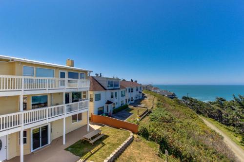 Lincoln City Apartment | Sandstone Point Hotel