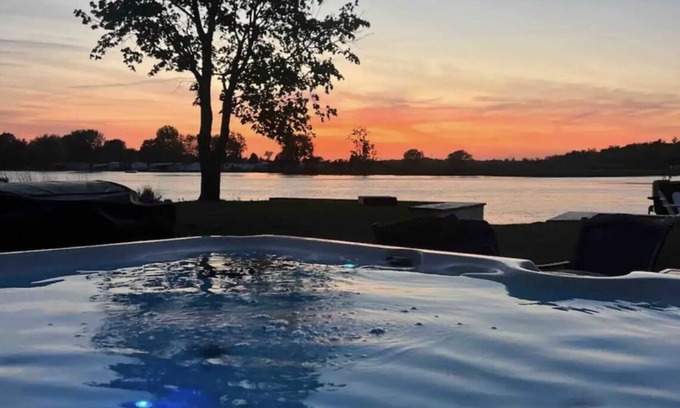 Mannsville Cottage | Sandy Pond Waterfront W/Hot Tub, on Golf Course!