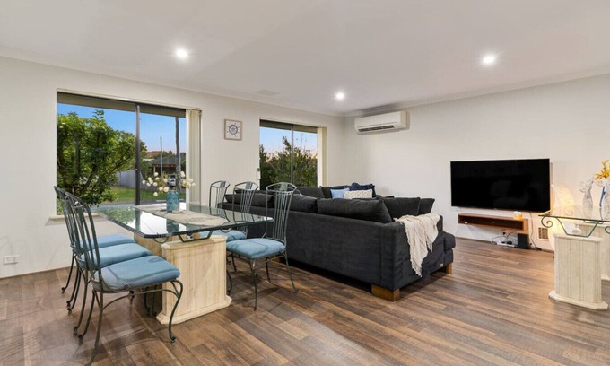 Mandurah Apartment | Sandy Retreat: Your Perfect Beachside Getaway