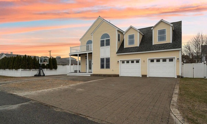 Seabrook House | Sandy Toes | Ocean Views | Steps to Beach | Deck