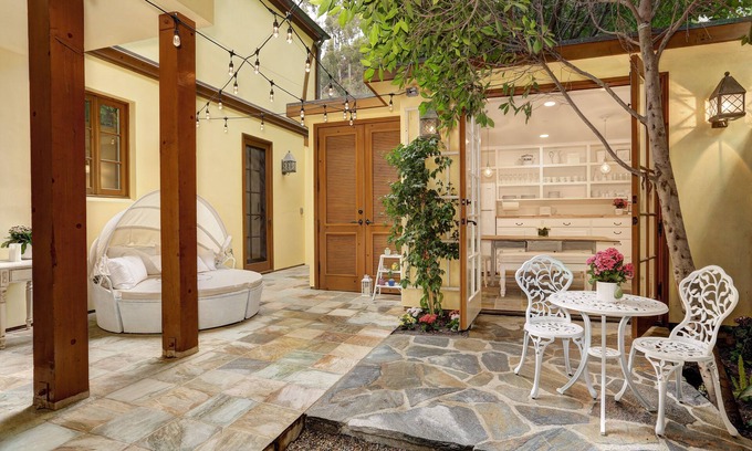Wilshire Montana Apartment | Santa Monica Beach! 2 bedrooms with en-suite bathrooms- 3 minute walk to beach.