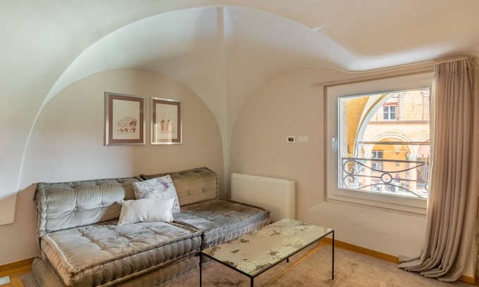 Historic Center Apartment | Santo Stefano Elegant Apartment by Wonderful Italy