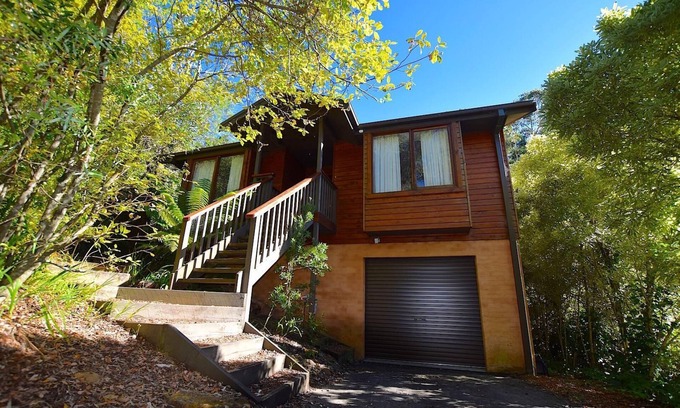 Leura House | Santosha Glade - Designer Zen Cedar Home, 3 Bedroom, 2 Bathroom, Spa Bath, Deck, BBQ