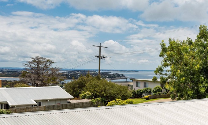 San Remo House | Sany Views @Phillip Island - 10 min walk to the beach and town. Linen included.