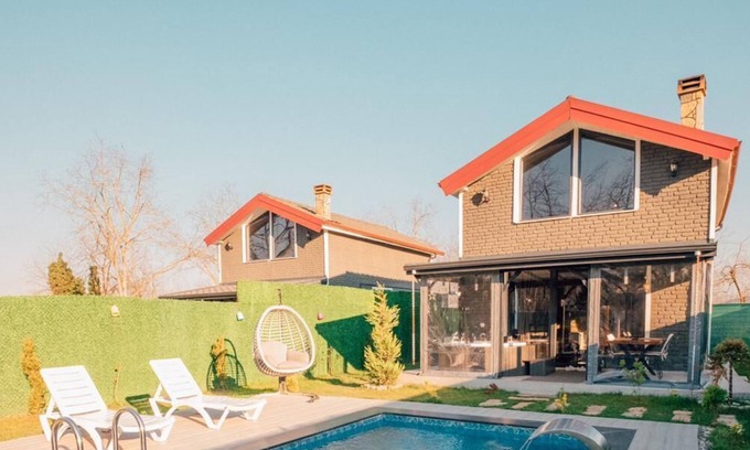 Yanik Villa | Sapanca Yanık da 1+1 Isıtma Havuzlu-Jakuzili-Şömineli- 4 Kişilik Bungalov