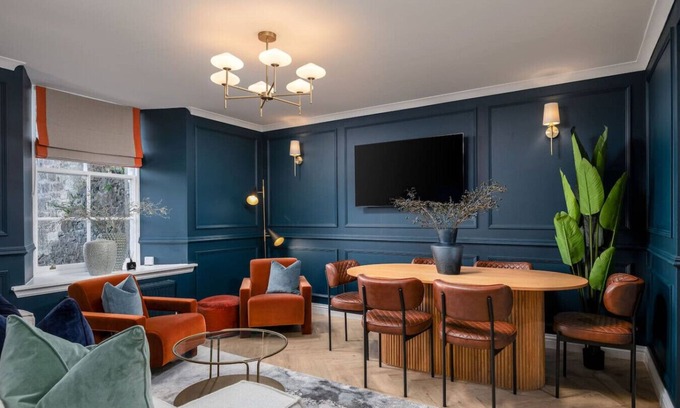 Dalavich Apartment | Sapphire Suite The Stirling Residence