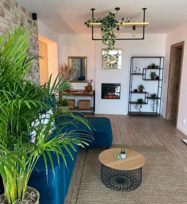Hunedoara Apartment | Sarah Home