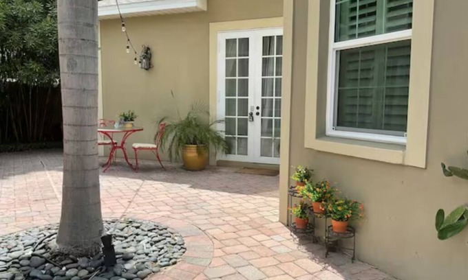 Gillespie Park Apartment | Sarasota Getaway Studio 3 mi to beautiful sandy beaches