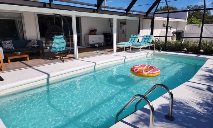 Southgate House | SARASOTA Heated Pool - Pet Friendly - Garage w/EV Charger - Close to Beaches!