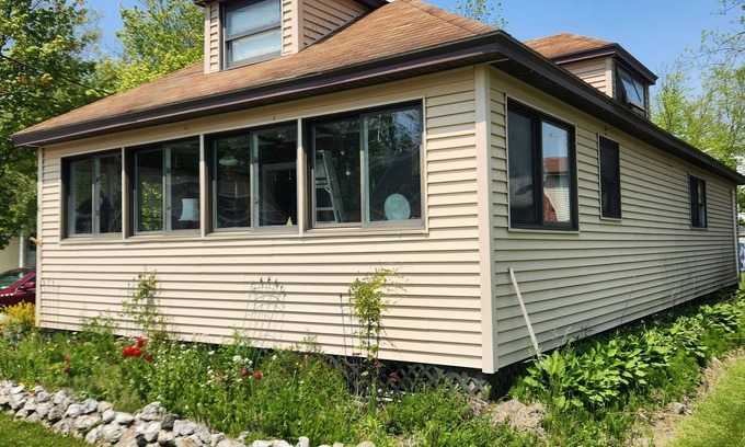 Saratoga Springs House | Saratoga lake home track rental