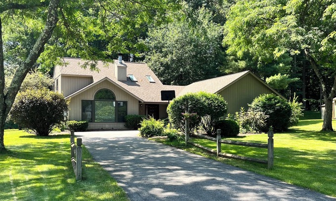 Malta House | Saratoga Track Special - 10 min to Saratoga Race Course, 5 min to Lake Beach