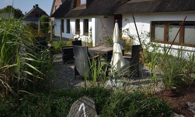 Niesgrau House | Saskia and Timm Paulsen - Reetdachkate Semi-detached shellfish shack