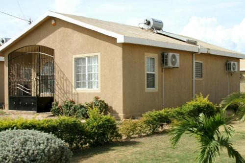 Portmore Apartment | Sassy Diamond Crest