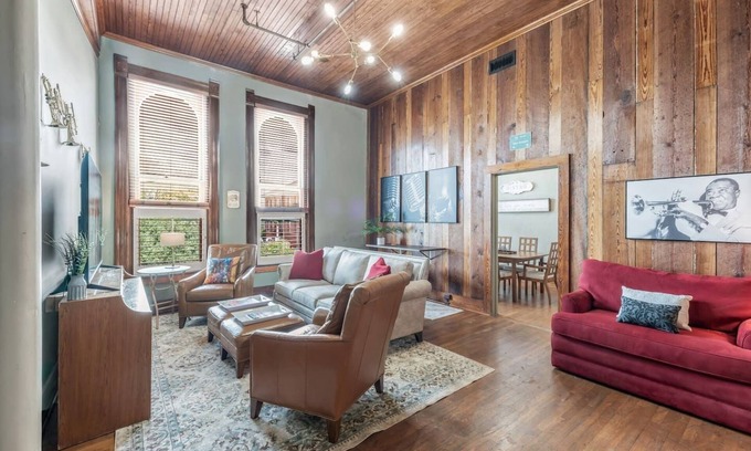 Downtown Apartment | Satchmo: Dwntwn Bryan-Main Street, 2nd floor, King Beds