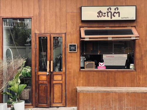 Vientiane Apartment | Sathiti Cafe & Bed, 100 mt from Sihom Night Market