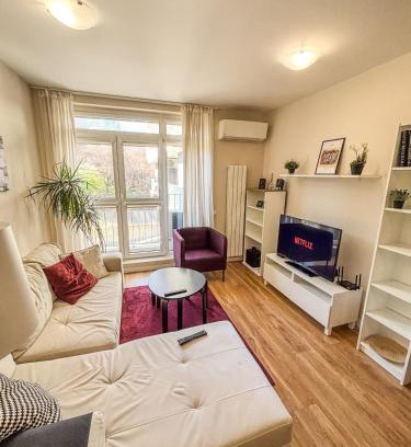 Sofia Apartment | Scandi Suite Business & Leisure
