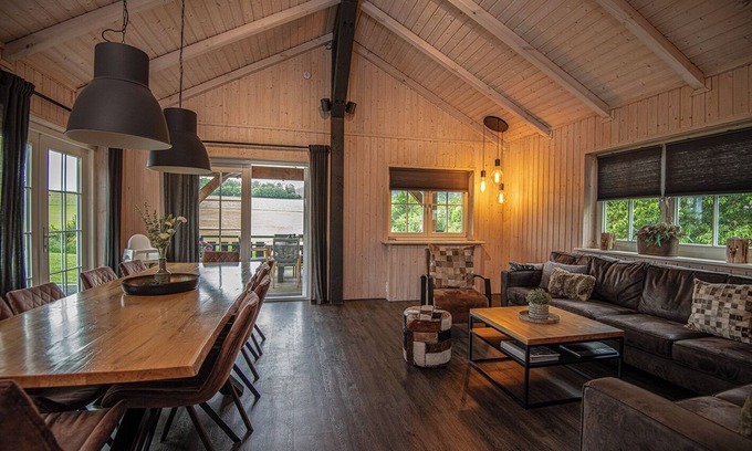 Kuestelberg House | Scandinavian Lodge with hot tub near Winterberg