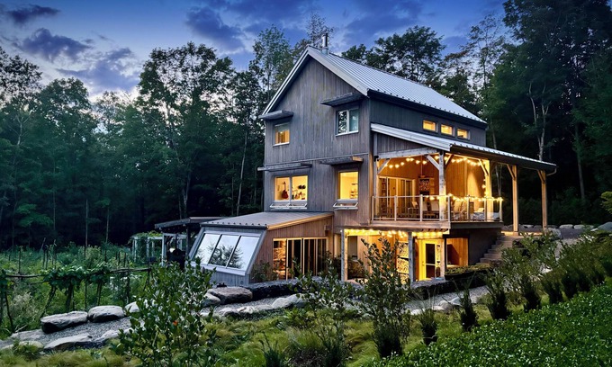 Shefford House | Scandinavian 2-Storey Chalet at the Foot of Mt. Shefford, Scandinavian 2-Storey Chalet at the Foot o