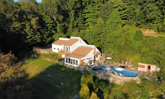 Brewster House | Scandinavian Peaceful Oasis, Mountain View, hot tub