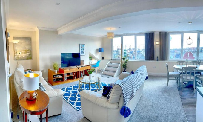 South Cliff Apartment | Scarborough Penthouse, private balcony, superb views, lift, reserved free parking