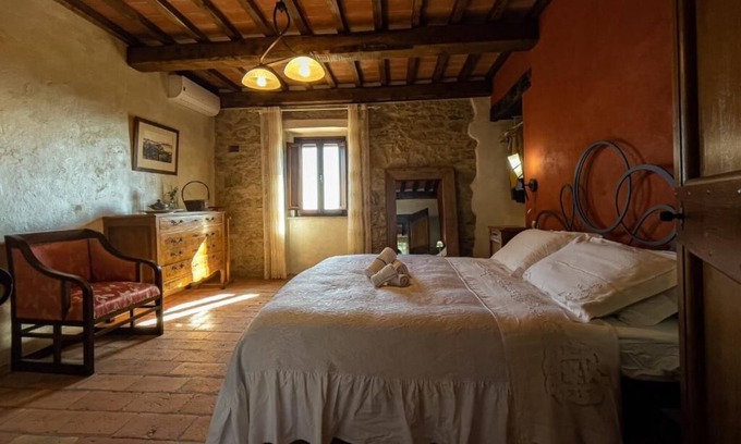 Passignano sul Trasimeno Apartment | Scarlet- Room in ancient farmhouse with lake view