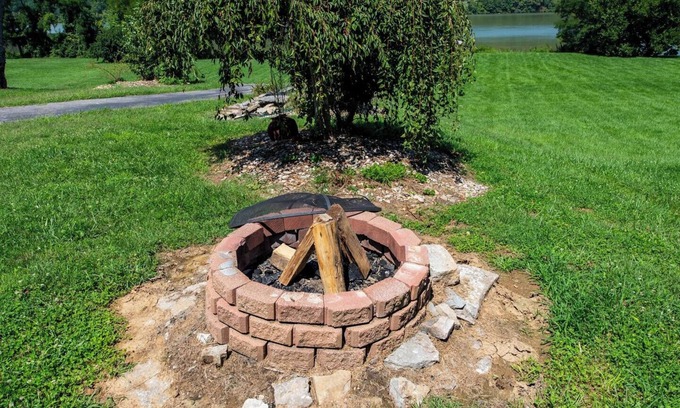Warsaw Cottage | Scenic Waterfront Oasis: Pet-friendly : Near ARK