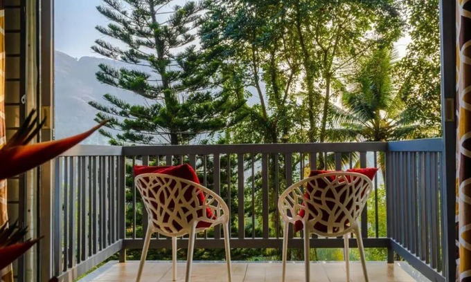 Devikolam House | Sceva's Garden Home - King Bed and Mountain View!n