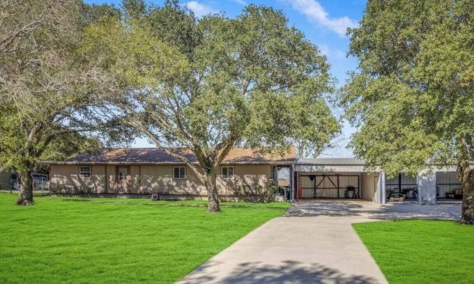 Converse House | Schertz Country Farmhouse on 1 acre with Gameroom