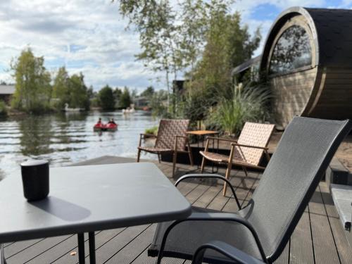 Twist Other | Schlaffass Natursee-Chalet mit Sanitärfass