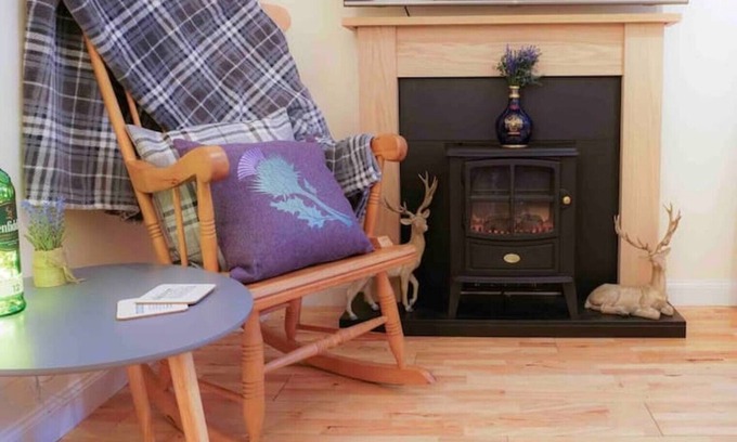 Murthly Cottage | Scot’s themed cottage ,super king bed, ideal location. Pet friendly.