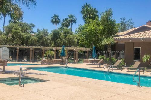 Paradise Valley Village Apartment | Scottsdale Condo with Pool Walk to Kierland Resort
