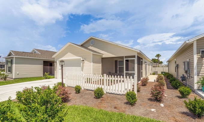 Okahumpka House | Screened Lanai: New-Build Home in The Villages!