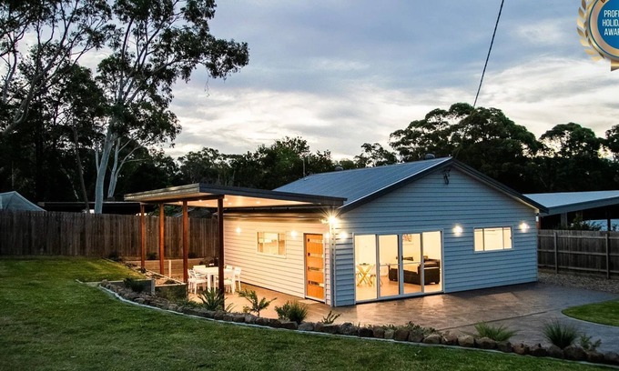 Basin View House | Scribbly Gum - Pet Friendly - 15 Mins Drive to Hyams Beach