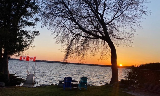 Valentia Cottage | Scugog Lake House with hot tub and Sauna