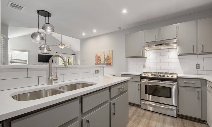 Austin House | SE Austin 30+ Days 3BR/2BA - Close to Downtown, Tesla, ABIA, COTA, Recreation