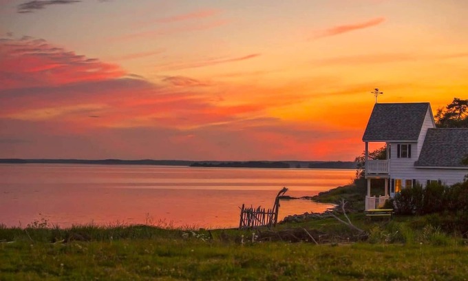 Eastport House | Sea-Breeze Cottage perched on the edge of the bay.