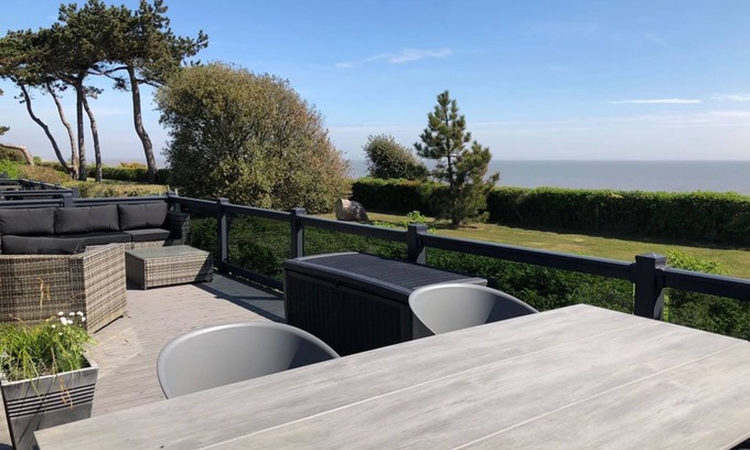 Leiston Apartment | Sea Breeze - sleeps 6 guests in 3 bedrooms
