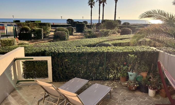 La Cote Radieuse Apartment | Sea Front Ground Floor Apartment. Large terrace, pool, air con.