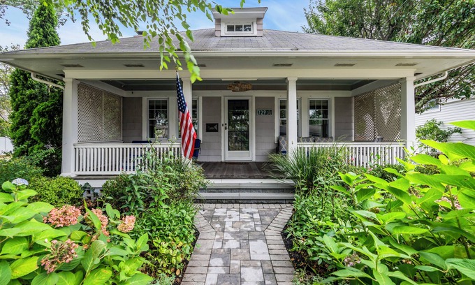 Point Pleasant Beach House | Sea Glass Cottage - Coastal Retreat in Charming Neighborhood. One Block to Town