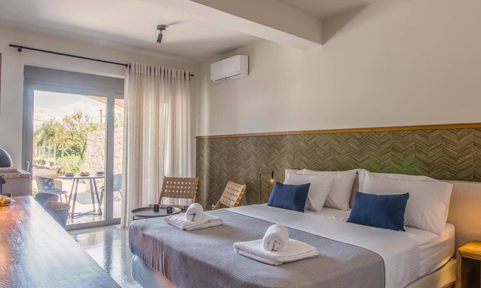 Episkopos House | Sea & Pool View Suite